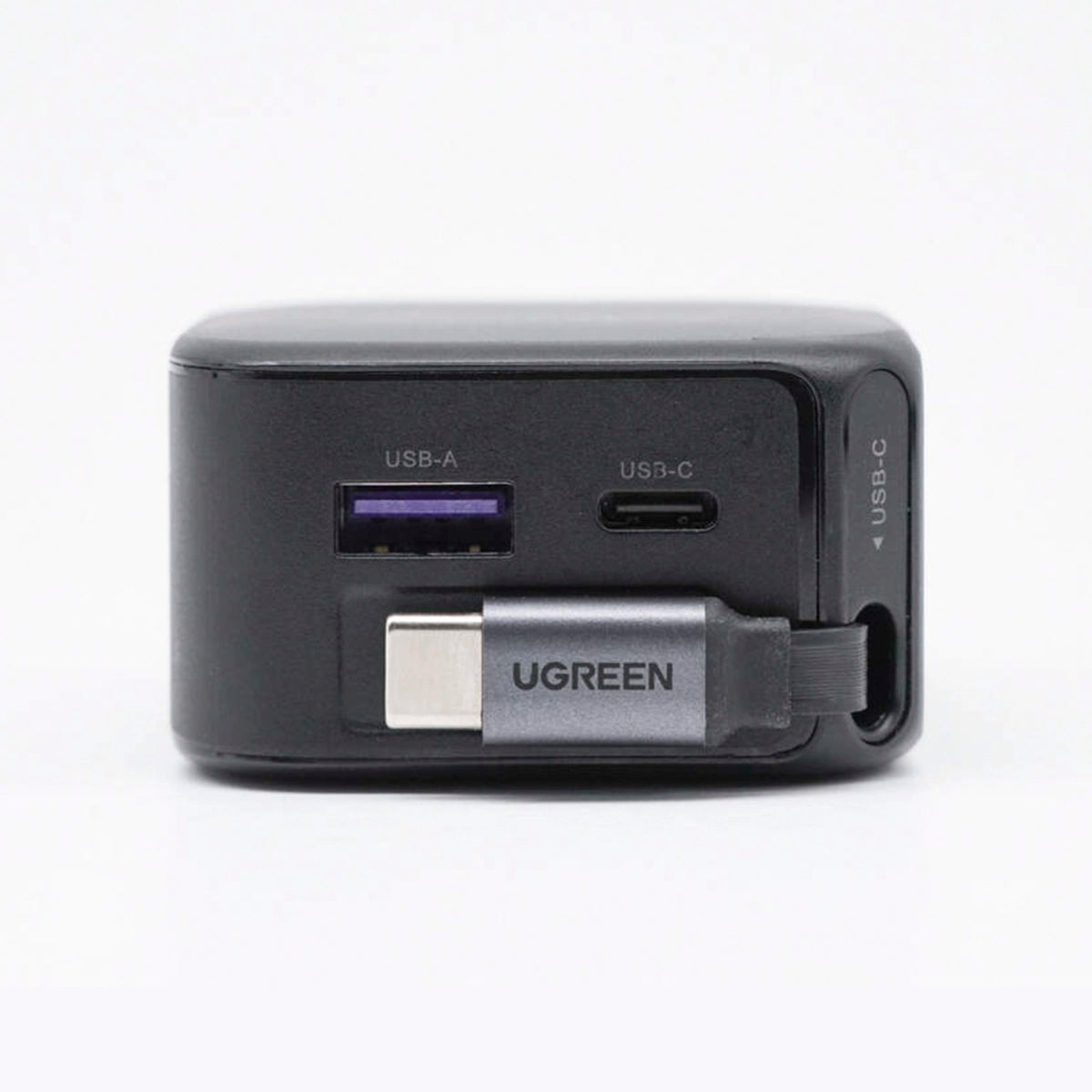 Cargador Ugreen p/ auto 90W USB-C retráctil 3 puertos